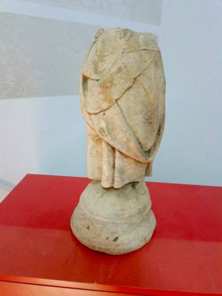 التمثال تم العثور عليه مؤخرا من قبل أحد المواطنين الذي تولى إخطار مصالح مركز الحرس الوطني بالعالية، التي تولت عقب استشارة النيابة العمومية تأمين القطعة الاثرية وفتح محضر بحث والقيام بالتساخير اللازمة