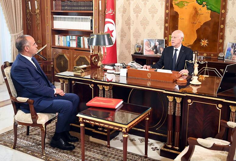 تناول اللقاء استعداد جمهورية الصين الشعبية للمساهمة في إنجاز مشروع مدينة الأغالبة الصحية واستعدادها أيضا لإعادة تهيئة الحي الرياضي بالمنزه فضلا عن التعاون في مجال الطاقة المتجددة وغيرها من القطاعات