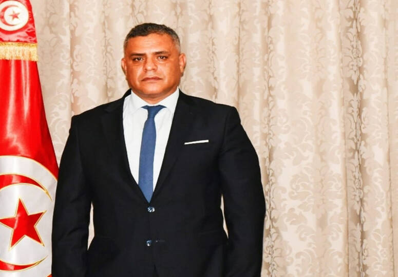 وأكد الوزير ان تخرج دفعة جديدة من حفاظ الأمن بعد تلقيهم جملة من العلوم والمعارف سيؤهلهم للعمل بهياكل وزارة الداخلية في إطار احترام سيادة القانون والحفاظ على أمن الوطن والذود عن رايته