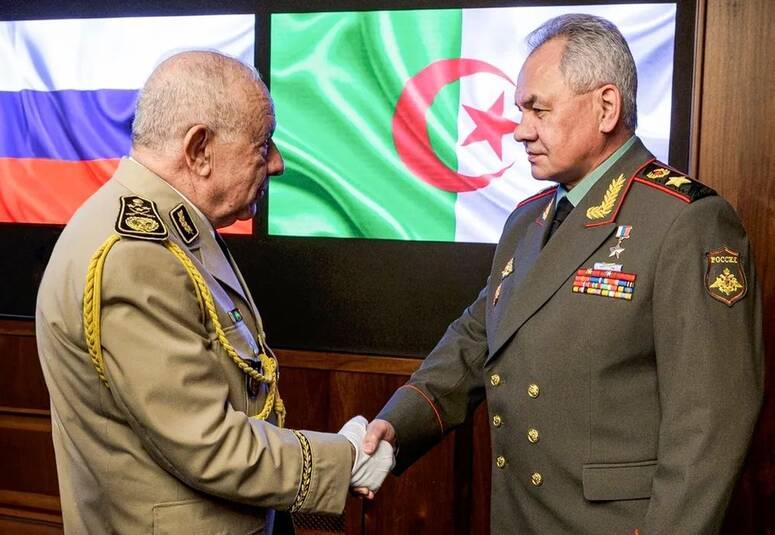 وزير الدفاع الروسي سيرغي شويغو، على اليمين، يصافح رئيس أركان الجيش الوطني الشعبي الجزائري، جنرال الجيش سعيد شنقريحة في موسكو