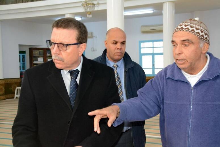 وزير الشؤون الدينية يعاين الاعتداء على جامع الرحمان بالمرسى