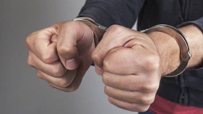 تعود أطوار القضية إلى بداية الأسبوع الجاري، عندما أقدم شخص (في ال40 من العمر) على ممارسة العنف اللفظي والمادي على طبيب مقيم، وفق ما أفاد به الطبيب المقيم بقسم الإستعجالي بالمستشفي أحمد ايكان، صحفية وات.