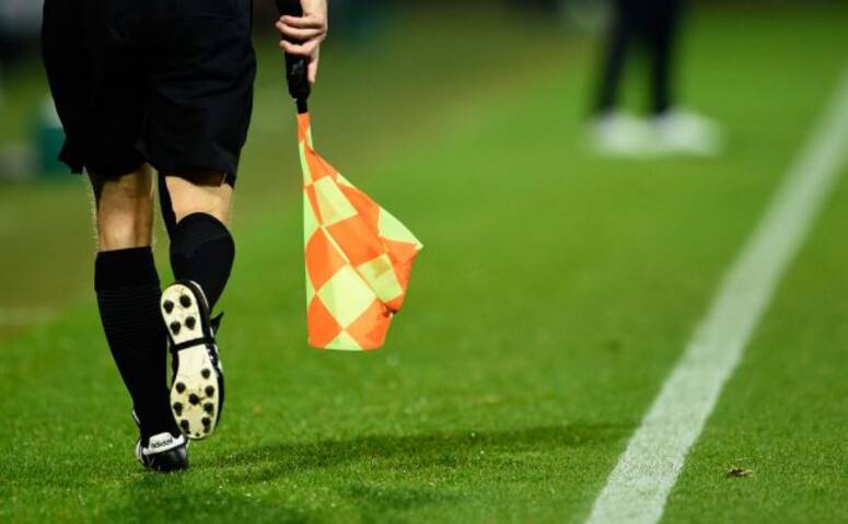 كما تم تعيين الحكم نضال بن لطيف لقيادة المباراة المتاخرة الاخرى بين الاتحاد المنستيري والنجم الساحلي التي سيحتضنها ملعب مصطفى بن جنات بالمنستير يوم الخميس بداية من الساعة السادسة مساء لحساب نفس الج