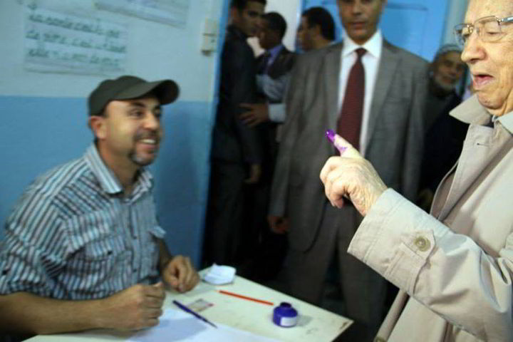 بالفيديو الباجي قائد السبسي يؤدي واجبه الانتخابي وسط حالة من الفوضى