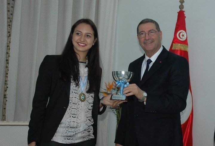 الصيد يكرم البطلة سارة بسباس بعد تتويجها بالميدالية الذهبية في المبارزة بالسيف