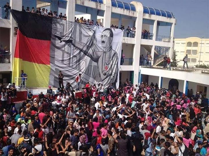 صورة اليوم : هتلر حاضر في دخلة الباك سبور