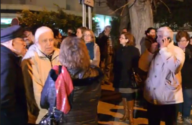 وقفة تضامنية لأبناء الجالية الفرنسية بتونس تنديدا باستهداف مقر صحيفة شارلي أبدو