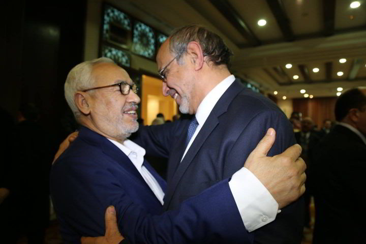صورة اليوم : عناق حار بين الغنوشي والجبالى المستقيل من النهضة