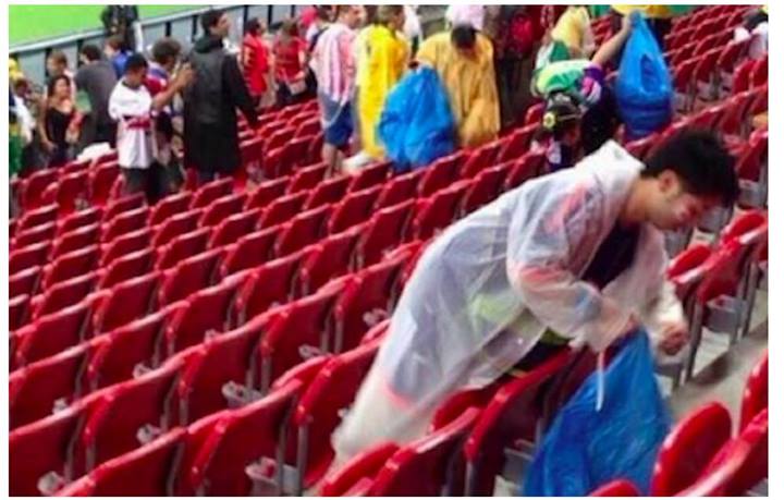 صورة اليوم: جمهور اليابان ينظف مدارجه بعد خسارة فريقه مع ساحل العاج