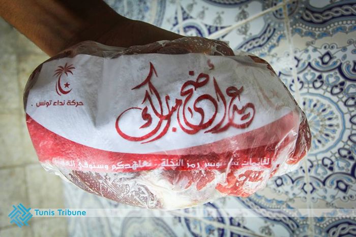 حي التضامن : توزيع أكياس من اللحم المجمد تحمل شعار نداء تونس