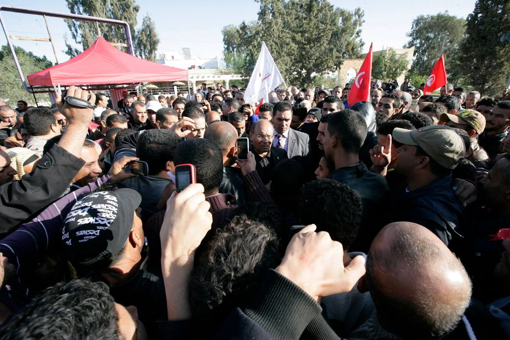 احتجاج أهالي بوحجلة يجبر منصف المرزوقي على قطع كلمته ومغادرة المنطقة