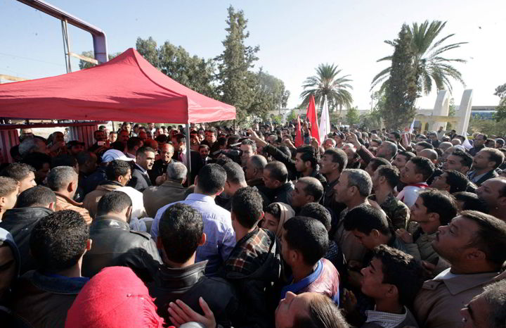 احتجاج أهالي بوحجلة يجبر منصف المرزوقي على قطع كلمته ومغادرة المنطقة