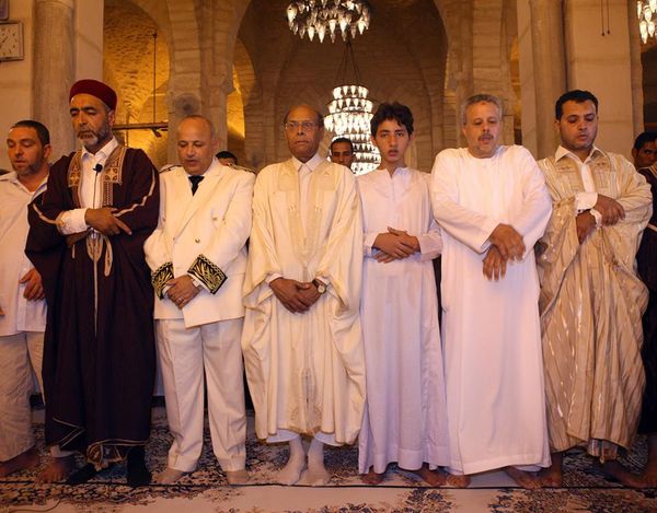 المرزوقي يؤدي صلاة العيد بالجامع الكبير بسوسة