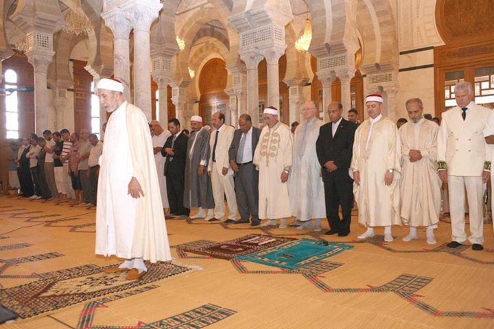 المرزوقي يتحول الى مسجد مالك ابن انس للاستماع الى محاضرة دينية