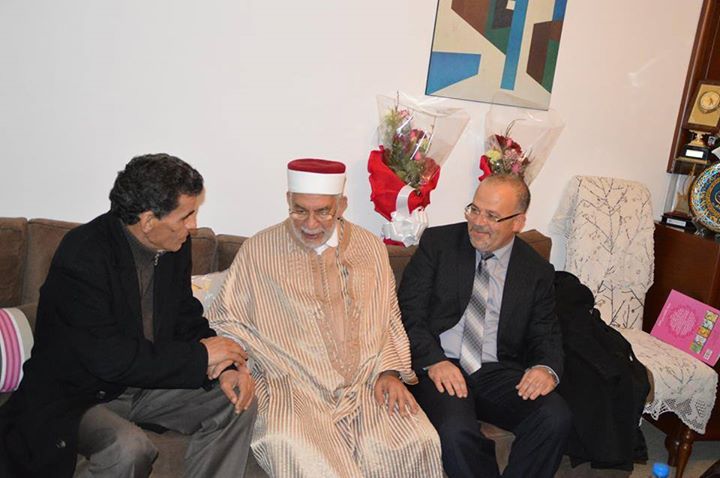 عبد الفتاح مورو يزور الصغير أولاد أحمد حاملا الورود