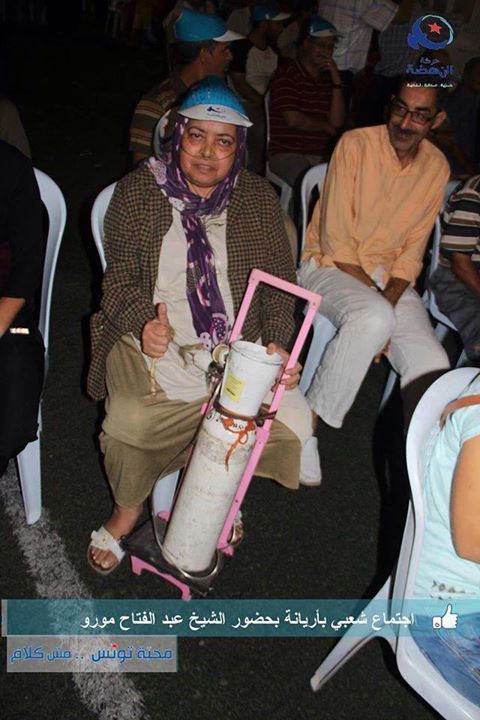 صورة اليوم : سيدة مريضة تحمل قارورة الاوكسجين وتشارك في اجتماع النهضة