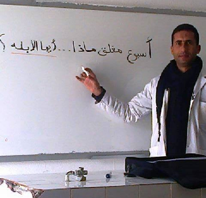 صورة اليوم: أستاذ يكتب على السبورة أسبوع مغلق ماذا ايها الأبله