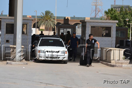 سفير مصر بتونس : مصر لن تدخر جهدا لاجلاء المصريين العالقين على الحدود التونسية الليبية