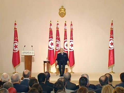 عدنان منصر منتقدا السبسي: لما تولى أمر بلاد افريقية أعاد العمل بكرسي العرش وعلا القوم وهم اليه ناظرون
