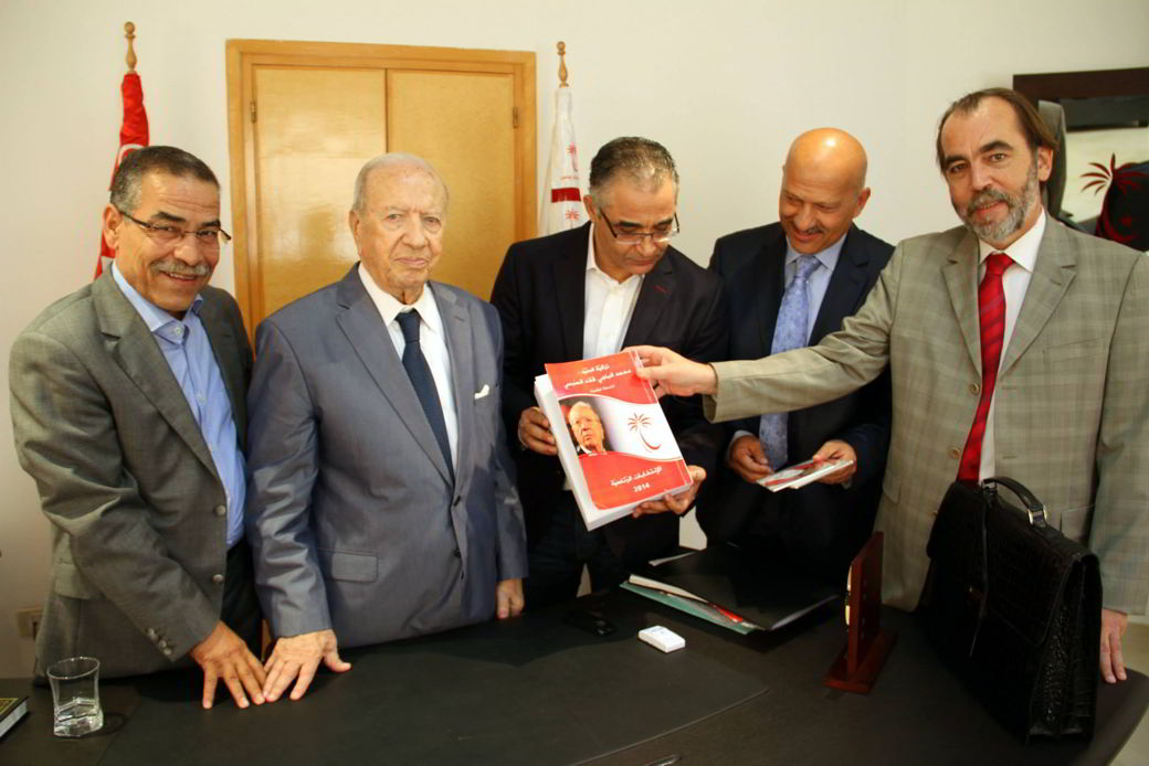 الباجي قائد السبسي يقدّم ترشّحه للرئاسة في اليوم الثاني من فتح باب قبول الرشّحات