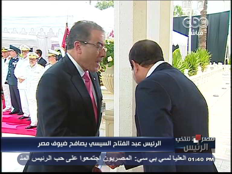 صورة اليوم : منجي حامدي يصافح السيسي ويهنّئه بتنصيبه رئيسا لمصر