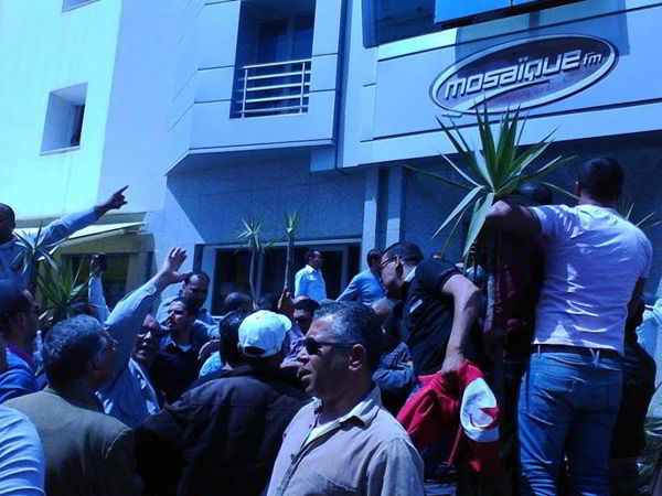 سوّاق تاكسي يحتجّون أمام مبنى اذاعة موزاييك
