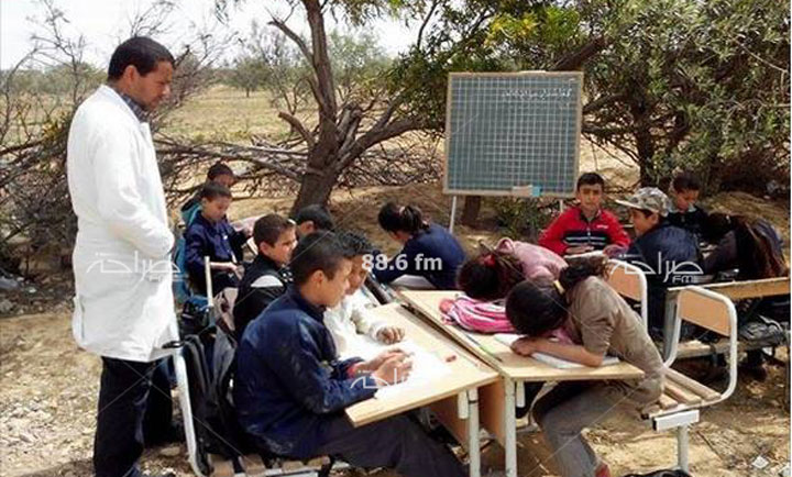 صورة اليوم: بسبب غياب فضاء للتدريس, معلم يدرس تلاميذه تحت زيتونة