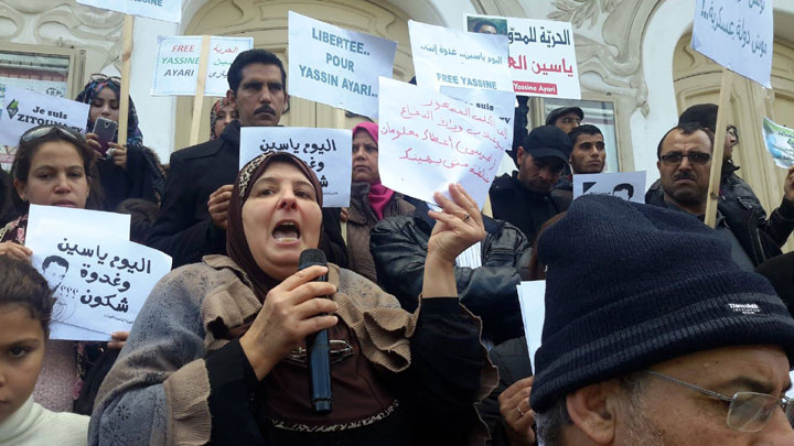 وقفة احتجاجية أمام المسرح البلدي بالعاصمة للمطالبة باطلاق سراح ياسين العياري