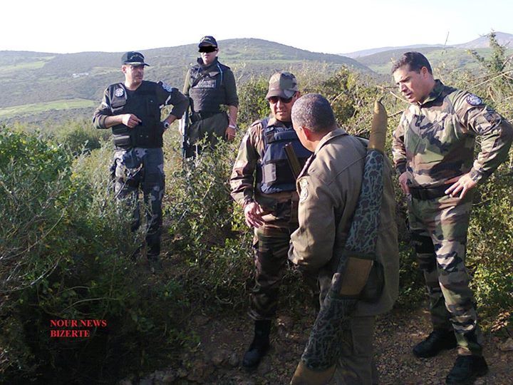 صورة اليوم : والى بنزرت يرتدي بدلة عسكرية ويشارك في عمليات تمشيط بالمناطق الجبلية