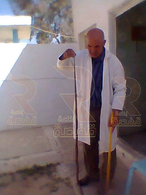 صورة اليوم من قفصة : أفعى يتجاوز طولها متر ونصف في أحد أقسام مدرسة بالمظيلة