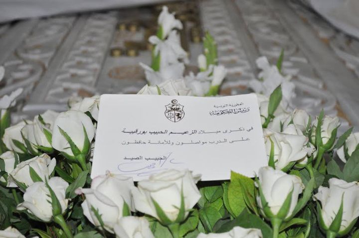 مواطنون وسياسيون ومثقّفون وفنانون ونشطاء بالمجتمع المدني يحيون الذكرى 112 لميلاد الزعيم بورقيبة