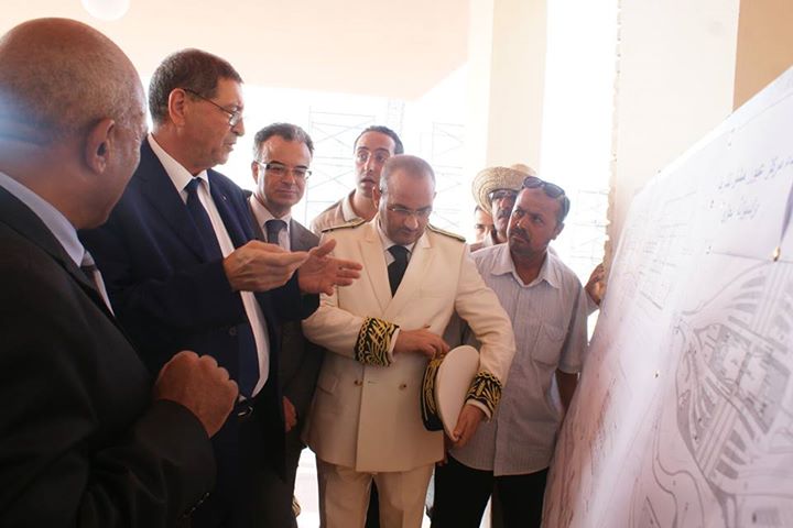 رئيس الحكومة يؤدي زيارة ميدانية إلى المعبر الحدودي بحزوة ويأذن بتحويل الاعتمادات اللازمة لاستكمال مشروع مركز العبور