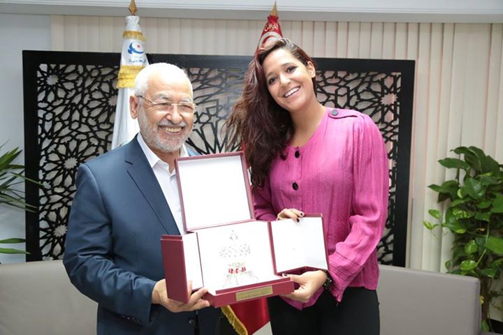 الغنوشي يكرم البطلة التونسية سارة الاجنف بطلة العالم في الرياضات المائية