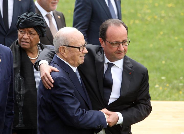 صورة اليوم : حب لا يرى الشمس بين السبسي وهولاند