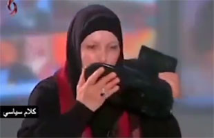 الاعلامية التونسية كوثر البشراوي تقبل حذاء جندي سوري على الهواء مباشرة