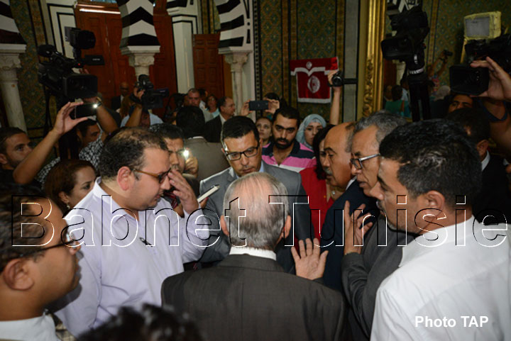 وزير الدّاخلية يطالب أن تكون جلسة الاستماع إليه مغلقة والجبهة تحتجّ وتهدّد بالانسحاب