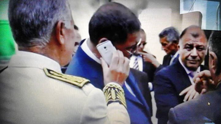 صورة اليوم : والى تونس في مهمّة الوزير المكلّف بحمل هاتف حبيب الصيد