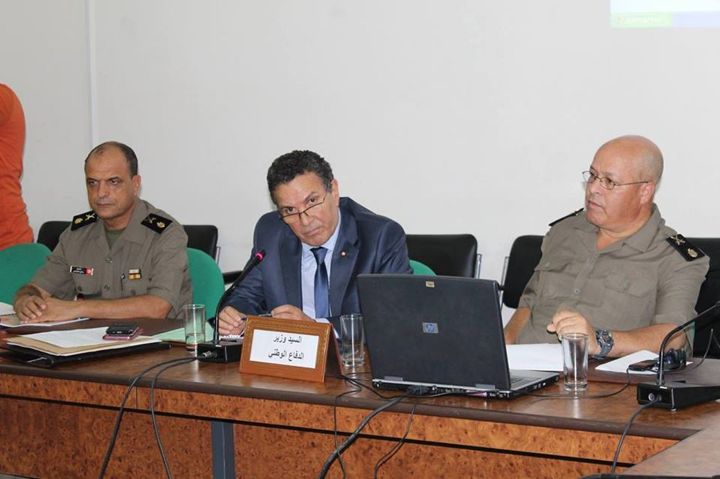 وزير الدفاع: الحواجز الترابية مع ليبيا ضرورية لحماية البلاد من الاعمال الارهابية والتهريب