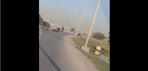 فيديو اليوم من حي هلال: مواطن ينقذ صاحب دراجة نارية من عملية براكاج وسط الطريق