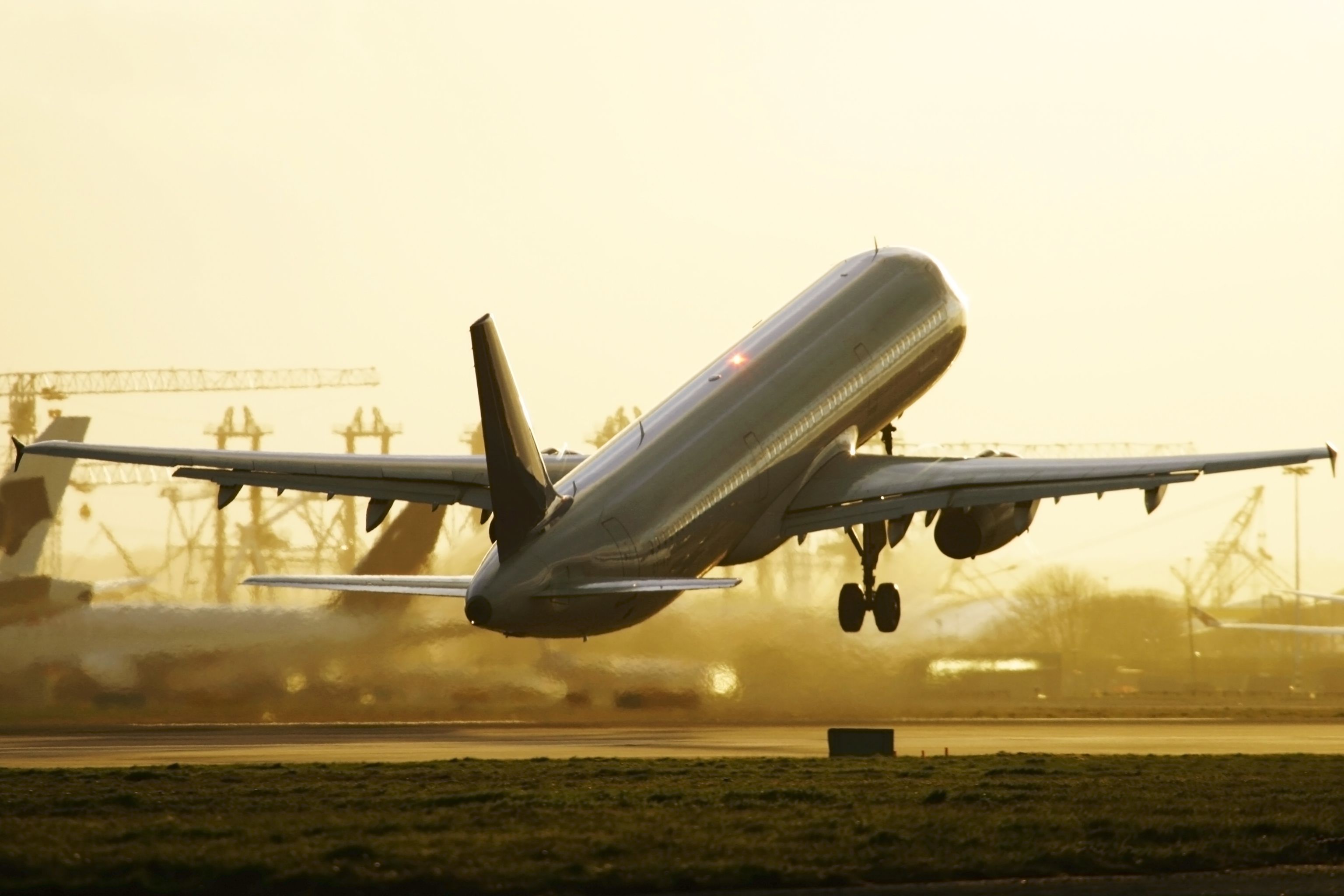 Aircraft take off. самолет на рассвете. взлет пассажирского самолета. обои самолет. летающий самолет.