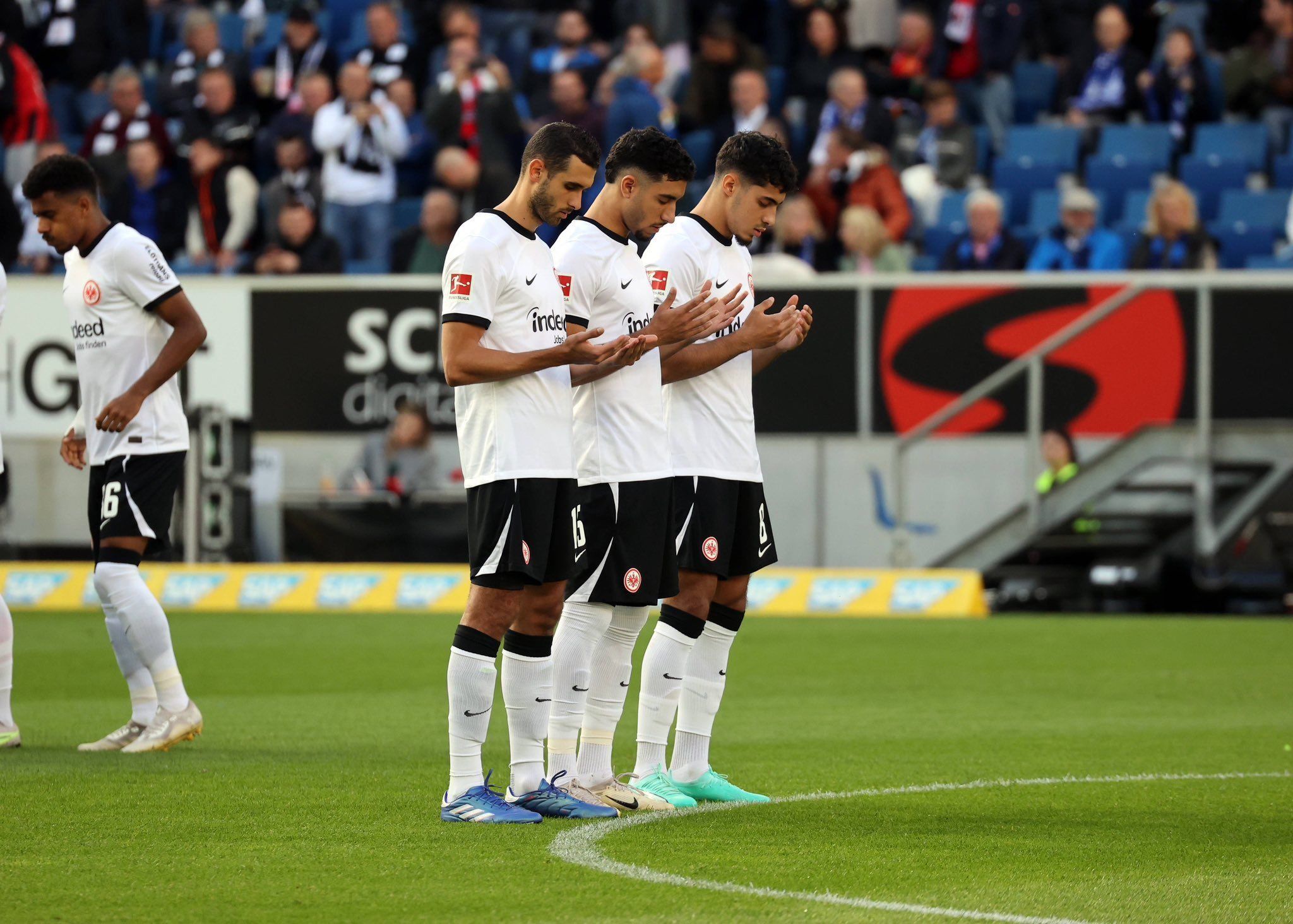 باب نت | الثلاثي العربي لنادي فرانكفورت السخيري و مرموش والشايبي يصنعون فوز  فريقهم 3-1 ويترحمون على شهداء غزة