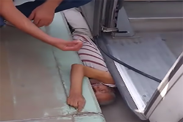 متابعة حادثة سقوط عمّ حسن من المترو...  أربع كسور في القفص الصدري، إضافة إلى عدة كدمات وجروح