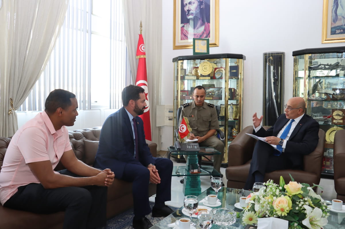 تطوير التعاون العسكري وتوسيع مجالاته، محور لقاء وزير الدفاع الوطني بوفد من الكونغرس الأمريكي