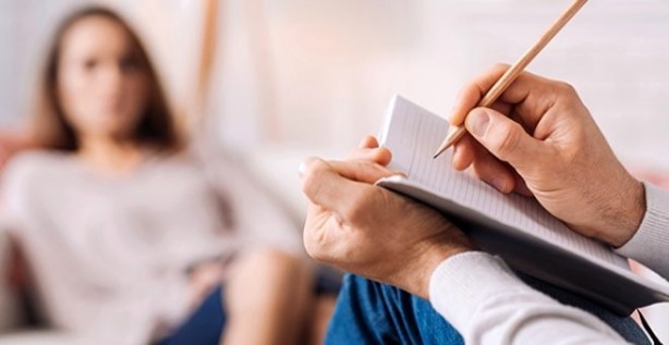 مختصون في علم النفس : المعاناة النفسية للشباب مستمدة من الأنظمة الأسرية والاقتصادية والسياسية الهشة المحيطة بهم
