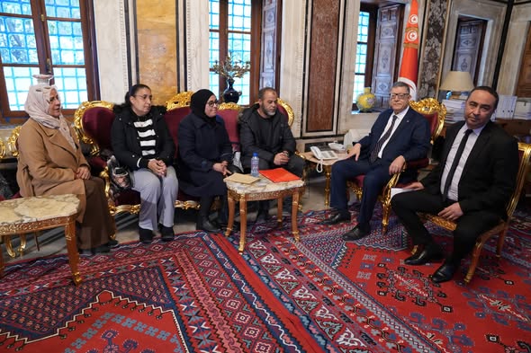 رئيس مجلس نواب الشعب يستقبل ممثلين عن أحد المجمّعات المختصة في الخياطة والملابس والنسيج بولاية بن عروس 