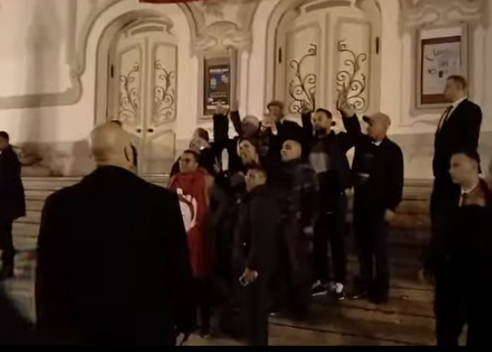 رئيس الجمهورية يظهر فجرا بشارع الحبيب بورقيبة ويتفاعل مع مواطنين قبيل وقفة إحياء ذكرى اندلاع الشرارة الأولى للثورة 