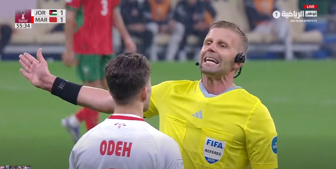 لقطة طريفة في نهائي كأس العرب: الحكم السويدي يقسم بالله للاعب أردني بوجود مخالفة #كاس_العرب_2025 