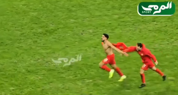 دخل في الدقيقة 85 وقت اللي كان فريقو شباب بليوزدات متأخر، والنتيجة كانت ضدهم في 5 دقايق فقط قلب الموازين: من تأخر 2-1 إلى انتصار مجنون 3-2 ضد أولمبيك أقبو 