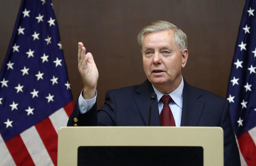 ليندسي غراهام يلوّح باستخدام "قوة ساحقة" ضد إيران 