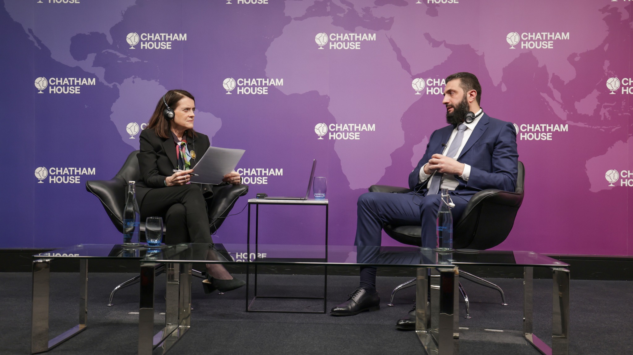 بين قارورة ماء ورؤية دولة… لحظة عفوية تُشعل الجدل حول أحمد الشرع